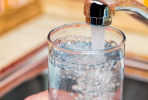 Czym różni się woda z kranu od wody z butelki?